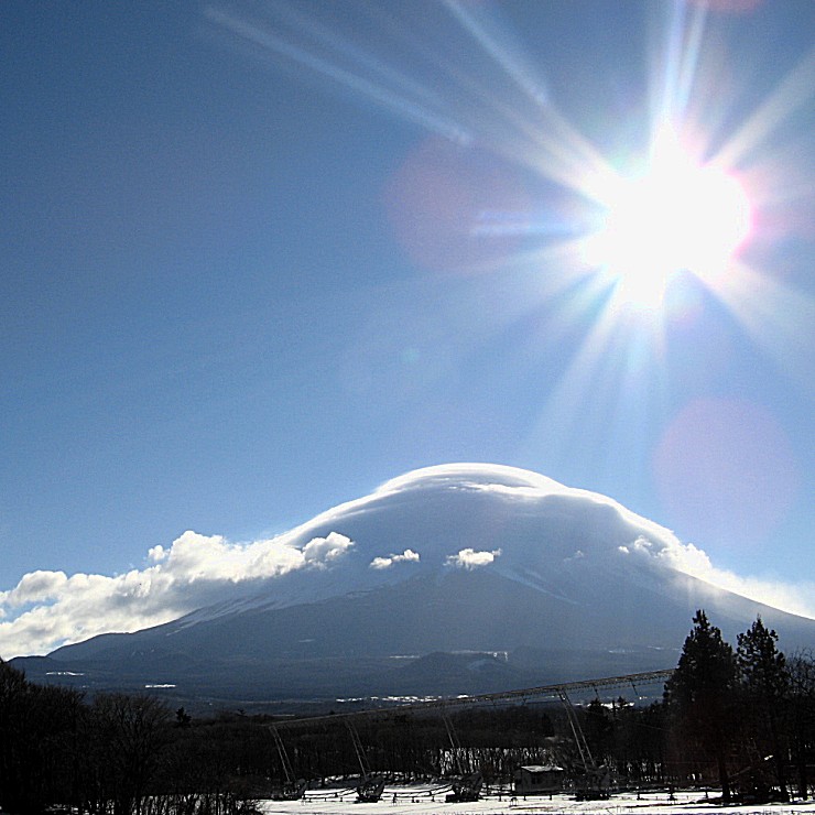 雲に覆われた富士山